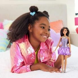 Lalka Fashionistas brązowe włosy, cekinowa sukienka [mm:] 290 Barbie (HYT92)